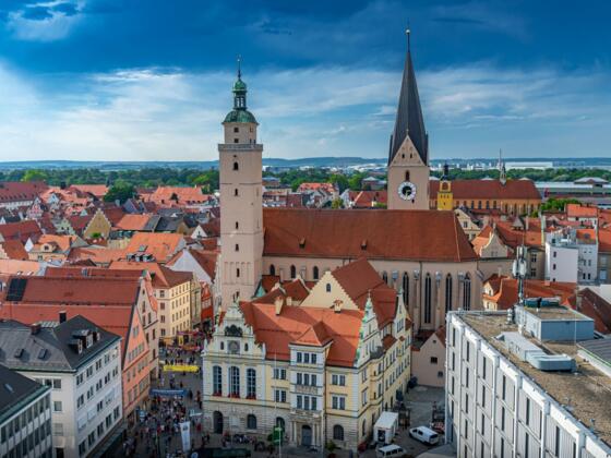 Pfeifturm (im Vordergrund Altes Rathaus)