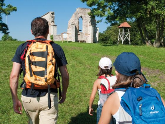 Wandern bei den Ruinen der Katharinenkapelle nahe Heidenheim-Hechlingen im Fränkischen Seenland