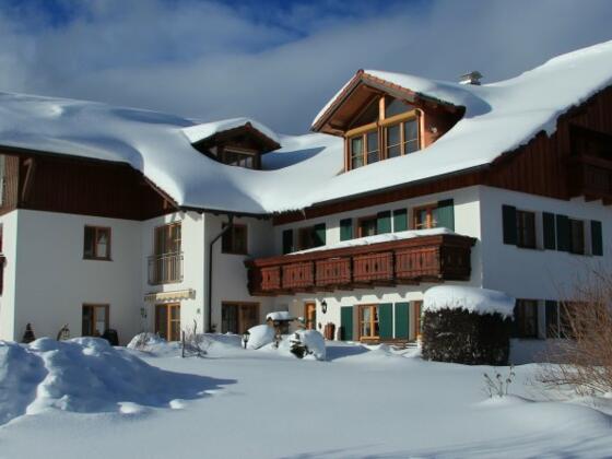 Berghof Kinker im Winter Hausansicht