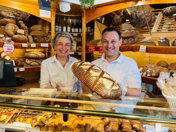 Ruth und Eik präsentieren ihr begehrtes Bauernbrot