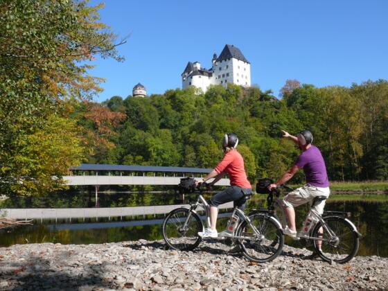 Der Saaleradweg bei Schloß Burgk