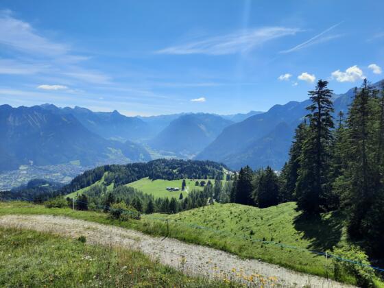 Aussicht auf die Alpe Rona und das Hochplateau Tschengla