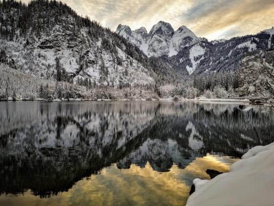 Winterwanderweg entlang des Brunbachsee in Gosau