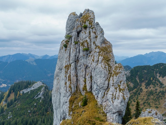 Felsturm gegenüber (östlich) vom Einstieg mit Drahtseilversicherung