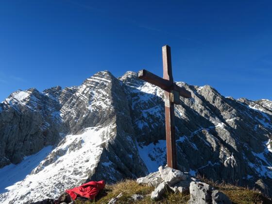 Gipfelkreuz Mitterberg mit Scheiblingstein im Winterkleid