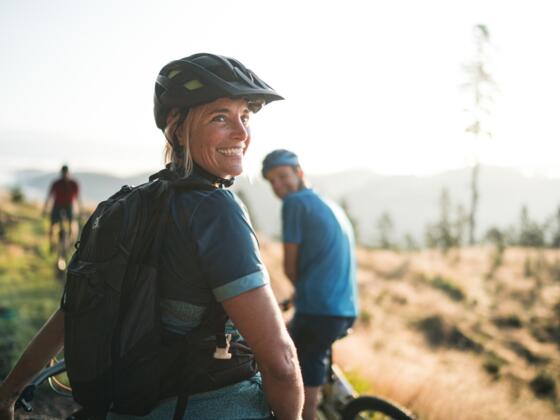 MountainbikerinLachen_OberoesterreichTourismusMuehlviertlerAlmFreistadtMoritzAblinger.jpg