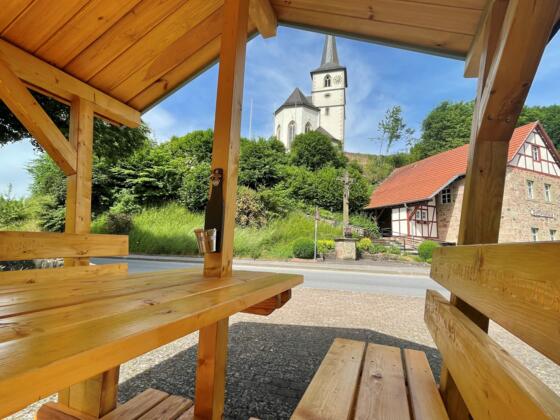 Bank am Rhönradbrunnen in Schönau a.d. Brend