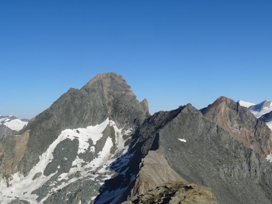 Der Hohe Eichham als Blickfang, gleich rechts daneben der Niedere Eichham. Rechts die schöne Gletscherfläche des Großvenedigers.