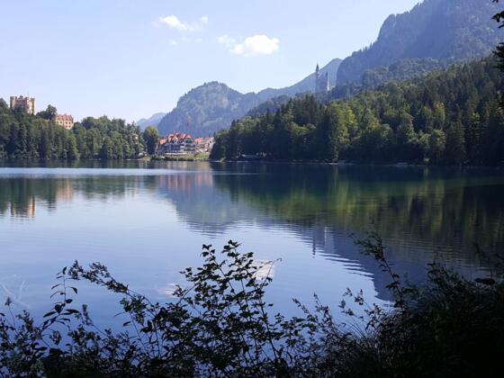 Blick über den Alpsee in Richtung Hohenschwangau und Hohenschwanstein