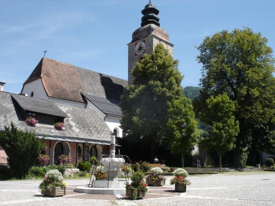 Ortsplatz Grossraming mit Pfarrkirche