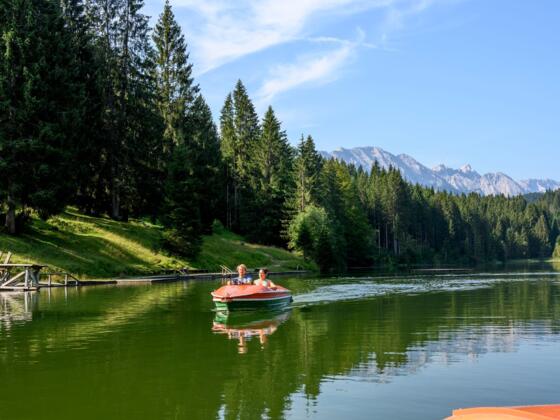 Tretboot fahren auf dem Grubsee bei Krün Sommer