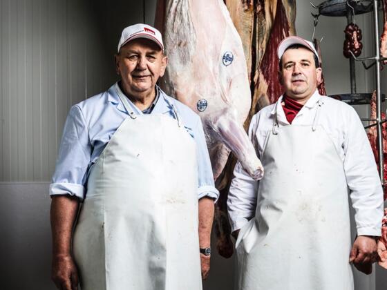 Hermann Brenner jun. und sen. erz%c3%a4hlen im Fleisch %26 Co-Interview%2c wie sie die kleinste Fleischerei %c3%96sterreichs nach alter Handwerkskunst f%c3%bchren. (%c2%a9 Katharina St%c3%b6gmueller)