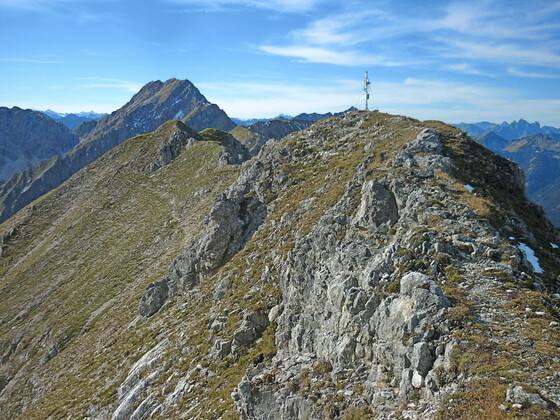 Bergtour Kreuzspitze - Gipfel mit Hochplatte im Hintergrund