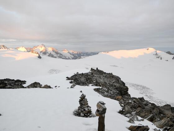 Blick zur Weißseespitze (rechts) im ersten Sonnenlicht (von der Dahmannspitze)