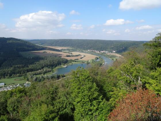 Blick ins Altmühltal mit Badeseee St. Agatha bei Riedenburg von Jachenhausen aus