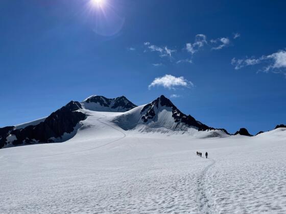 Erster freie Blick auf die Wildspitze (Doppelgipfel Bildmitte). Der Weiterweg schon gut zu erkennen