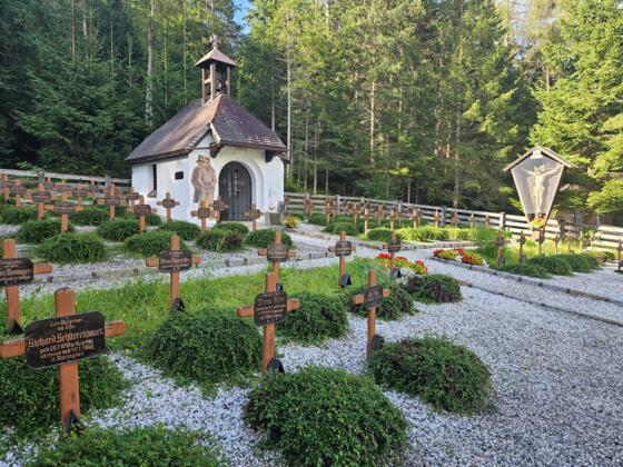 Kriegerfriedhof über der Bundesstraße (Nähe Bushaltestelle)