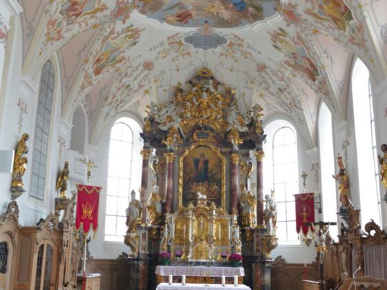 Schöner Kircheninnenraum entlang der Schlossparkradrunde