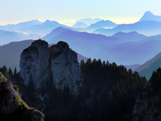 Bergtour Ettaler Manndl - Gipfel mit Estergebirge und Fernblick bis zum Wilden Kaiser