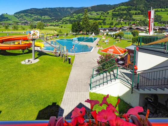 Blick von der gemütlichen Terrasse beim Hinkelsteinbad