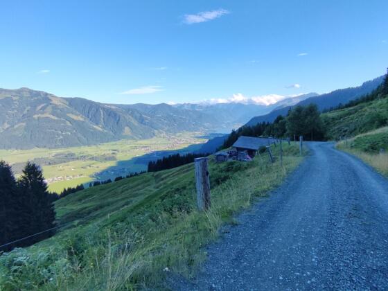 Bei der Örgenbauernalm mit Blick auf den Zeller See