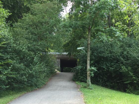 Vor Aidenried, von links kommend Schräge, Vorsicht