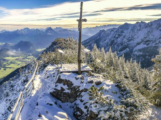 Gipfelkreuz und Aussichtsplattform am Breitenberg im Winter