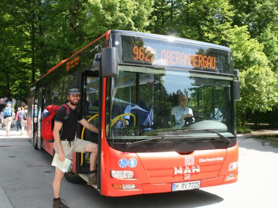 Vom Schloss Linderhof geht es mit dem Bus zurück nach Oberammergau