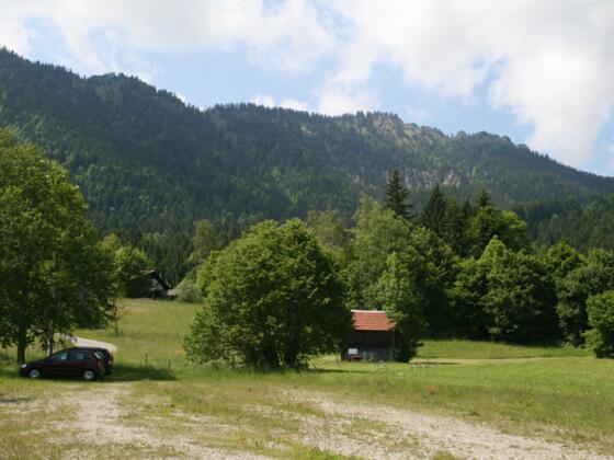 Oberhalb des gebührenfreien Parkplatzes (P6), gibt es schattige Parkmöglichkeiten.