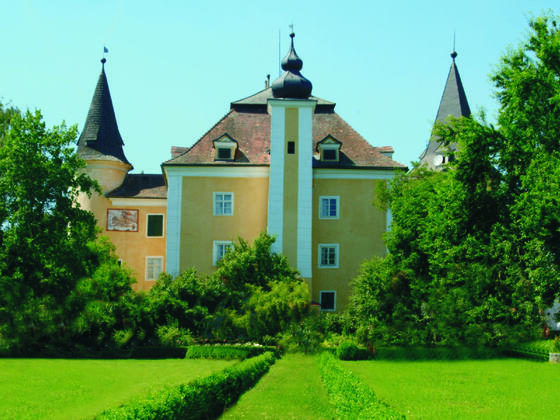 Blick auf die Schlossmauer