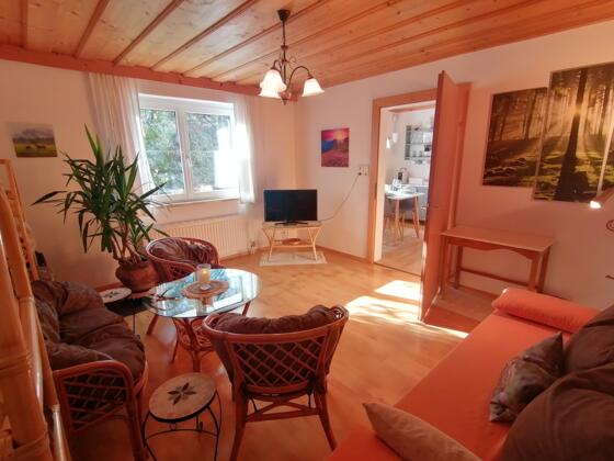 Sehr gemütliches, südseitig gelegenes Wohnzimmer mit Fernseher und kleinem Schreibtisch