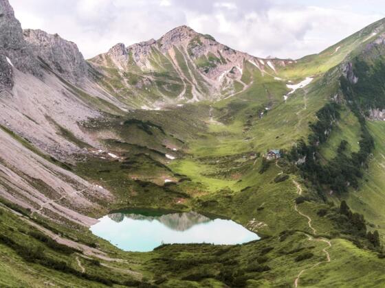 Blick auf die Landsberger Hütte unterhalb der Lachenspitze