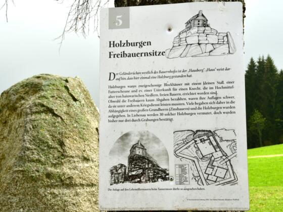 Zahlreiche Infotafeln beschreiben rätselhafte Schalensteine, Kultstätten und mystische Plätze