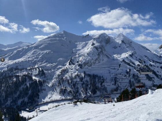 Abfahrt von der kleinen Kesselpitze in der Mitte. Rechts Gamsleitenspitze