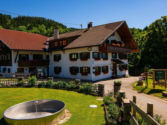 Blick vom Garten aufs Bauernhaus