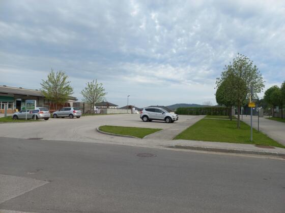 Parkplatz beim Gemeindefriedhof
