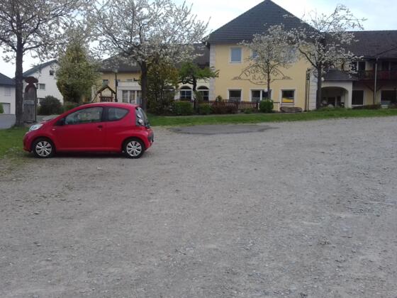 Parkplatz im Ortszentrum von Rechberg