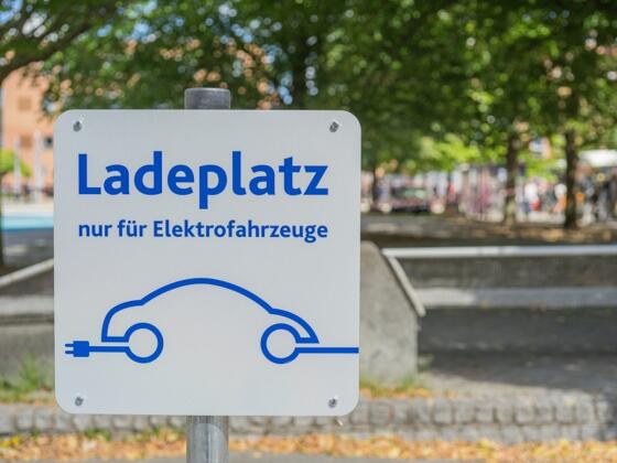 Symbolfoto E-Ladeplatz für Elektrofahrzeuge