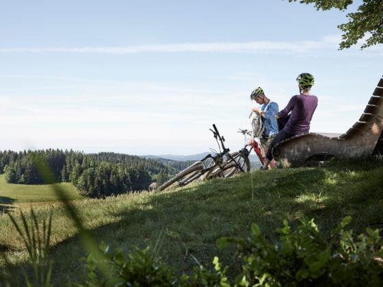 MuehlviertlerAlmFreistadtMountainbikePaarRast_OberoesterreichTourismusGmbHAlexanderKaiser.jpg