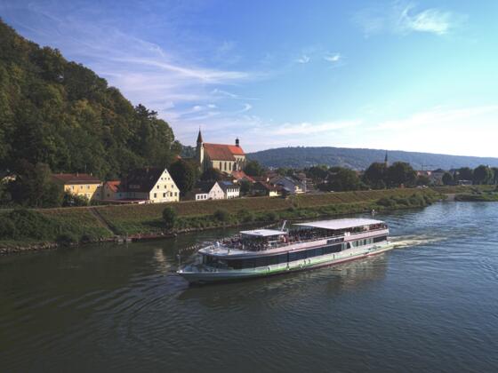 Donau in Kelheim mit Schiff in Richtung Weltenburg