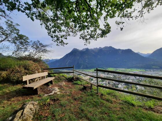 Aussicht genießen auf den Aussichtsplätzen am Montikel