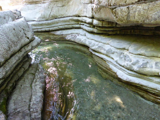 Der Wildfluss Taugl bahnt sich einen Weg durch die letzte Felsbarriere.