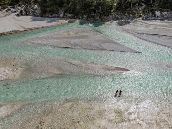 Die junge Isar: zauberhafte Wildfluss-Landschaft im Hinterautal.