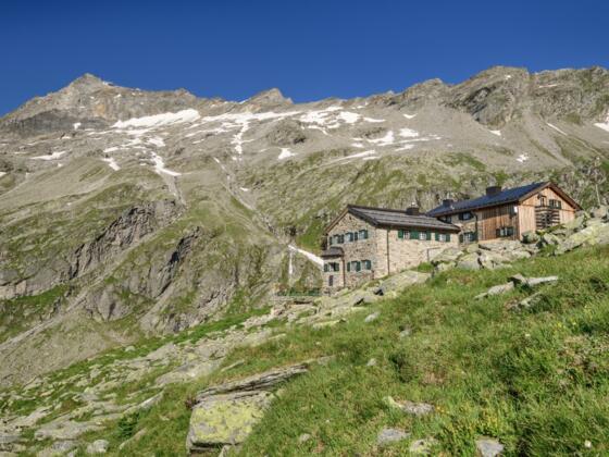 Das Friesenberghaus liegt in den Zillertaler Alpen auf einer Höhe von 2489 Metern