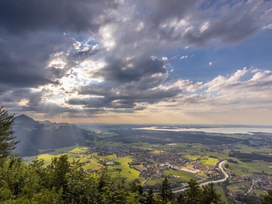 Ausblick über Grassau und den Chiemsee von der Schnapenkirche