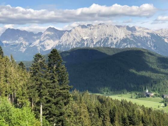 Blick auf Schloss Elmau.