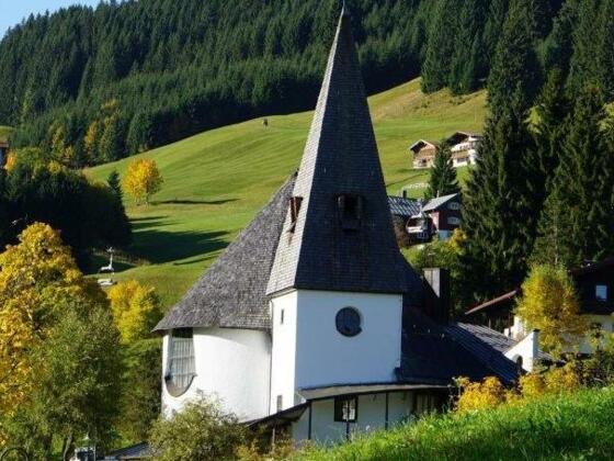 Evangelische Kreuzkirche Hirschegg Sommer