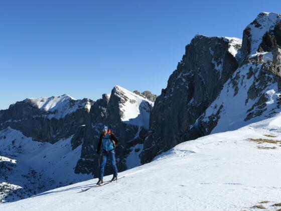 Am sonnigen Kamm des Stuhlböcklkopfs begeistert der Blick auf die Felsabbrüche der schattigen Nordseite des Rofan.