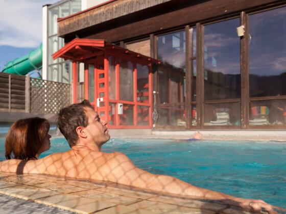 Hallenbad Inzell: Heißwasser-Sprudelbecken im Freien
