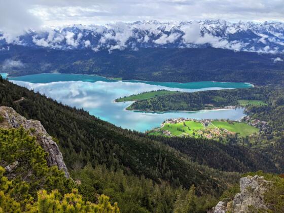 Blick  vom Gipfel auf Walchensee und Karwendel